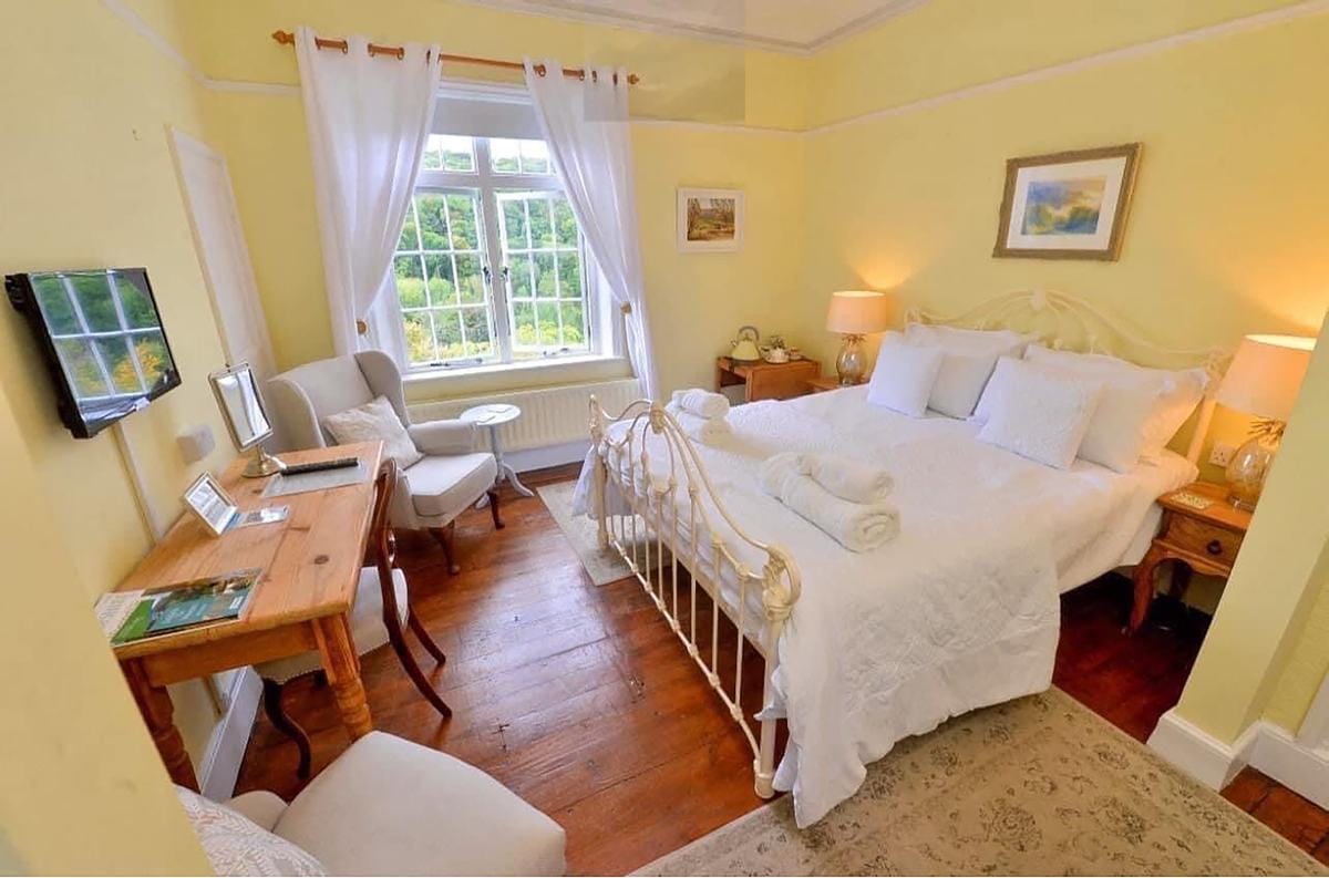 The Ironbridge Room — bed and window